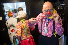 Ein Clown telefoniert mit einer Banane. (Bild: Keystone)