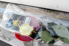 Ein letzter Blumengruss für Udo Jürgens beim Kantonsspital im thurgauischen Münsterlingen. (Bild: Keystone)