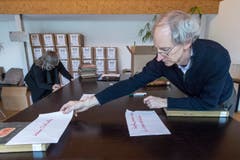 Restaurator Martin Strebel beim Kategorisieren der Dokumente. (Bild: Urs Lindt)