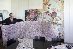 Im Bild rechts zu sehen ist Martin Leuthold, Art Director der Jakob Schlaepfer AG, und Peter Friederich, zuständig fürs Asien-Geschäft. (Bild: Urs Jaudas)