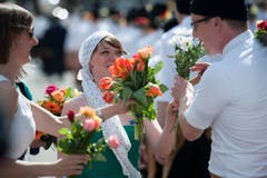 Auch Blumen werden am Umzug fleissig verteilt. (Bild: Urs Jaudas)