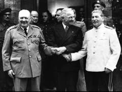 Handshake trotz schwieriger Verhandlungen: Winston Churchill, US-Präsident Harry S. Truman und der sowjetische Machthaber Josef Stalin während der Potsdamer Konferenz im Juli 1945. (Bild: Keystone)