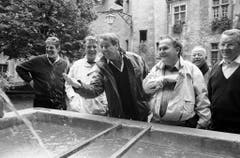 Auf der Bundesratsreise 1992 im Kanton Neuenburg: Adolf Ogi erlaubt sich am Brunnen des Schlosses Neuenburg einen Scherz, beobachtet von Bundeskanzler François Couchepin, Bundespräsident René Felber, Otto Stich und Arnold Koller. (Bild: Keystone)
