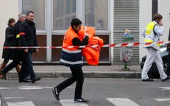 Einsatzkräfte bei der Redaktion von "Charlie Hebdo". (Bild: Keystone)