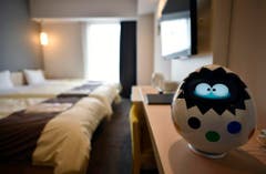 Concierge-Roboter Tapia liest dem Gast jeden Wunsch von den Lippen ab - sofern er die notwendige Sprache installiert hat. (Bild: FRANCK ROBICHON (EPA))