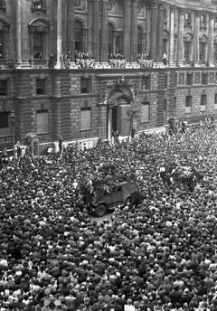 "Es ist Euer Sieg": Am 8. Mai 1945 bedankt sich Premier Churchill vom Balkon des Gesundheitsministeriums in London beim Volk. Die Menge jubelt. (Bild: Keystone)