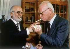 Hussein I., ehemaliger König von Jordanien, links, und Yitzhak Rabin nach dem Unterzeichnen des israelisch-jordanischen Friedensvertrags im Oktober 1994. (Bild: Keystone)