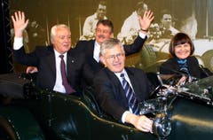 Am Autosalon Genf 2002 nahm Micheline Calmy-Rey neben Kaspar Villiger Platz. (Bild: Keystone)