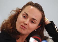 Im Oktober 2002 gibt Martina Hingis ihren vorläufigen Rückzug bekannt. Ihre Füsse bereiten ihr Schmerzen. Im Februar schliesslich zieht sich Martina Hingis bis zu ihrem Comeback 2006 aus dem Profitennis zurück. (Bild: Keystone)