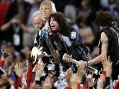 Platz 9: Aerosmith. Steven Tyler und seine Männer holten sich 2001 zur Unterstützung 'N Sync, Britney Spears, Mary J. Blige und Nelly auf die Bühne und sangen mit ihnen den Hit "Walk This Way". (Bild: MICHAEL CONROY (AP))