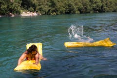 Auf der Luftmatratze in der Rhone. (Bild: Keystone)