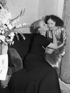 Marlene Dietrich herzt Edith Piaf nach einem Auftritt in New York im Jahr 1947. (Bild: Keystone)
