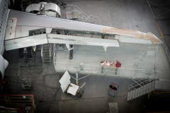 Im grossen Hangar wird ein Flugzeug gewartet. (Bild: Ralph Ribi)