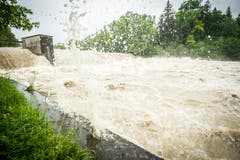 Hochwasser auf der Thur: Die Fluten toben beim Wehr in Weinfelden. (Bild: Reto Martin)