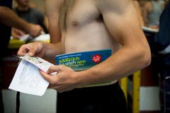 Dieser Athlet hat sich mit der Wettkampf-Broschüre ausgestattet. (Bild: Michel Canonica)