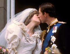 Prinz Charles küsst seine Braut, die ehemalige Diana Spencer, auf dem Balkon des Buckingham Palastes. (Bild: AP Photo (London, 29. Juli 1981))