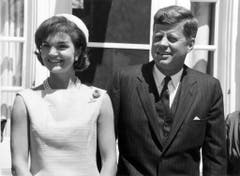US-Präsident John F. Kennedy und seine Frau. Jackie Kennedy starb am 19. Mai.1994. (Bild: Keystone)