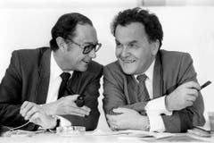 Die beiden Bundesräte Pierre Aubert und Otto Stich im Gespräch, aufgenommen im November 1984 in Bern. (Bild: Keystone)
