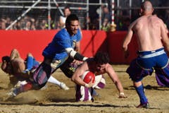 MANN, MAENNLICH, CALCIO, FIORENTINO, HISTORISCH, TRADITION, AMATEURE, MANN, OBERKOERPER, NACKT, SANDIG, SAND, SPIELPLATZ, GERANGEL, SCHMUTZIG, MAENNER, KOERPER, KAMPF, SIEG, SPIEL (Bild: Keystone)
