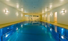 Auch Schwimmbäder gehören zum Kurhaus. (Bild: Michel Canonica)