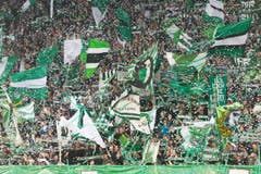 Die Fans begrüssen ihre Europa-Helden. (Bild: Michel Canonica)