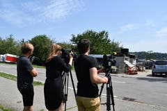 Alle TV-Kameras sind auf den Hof von Bauer K. gerichtet. (Bild: Manuel Nagel)