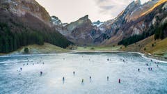 Die Ostschweiz läuft Schlittschuh auf dem Seealpsee (Bild: Urs Bucher)