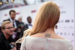 Ein Tattoo mit einer Krone ziert den Rücken von Christa Rigozzi. (Bild: Keystone)