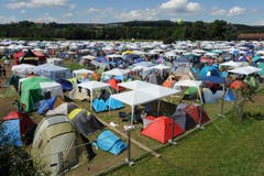 Die Zeltstadt macht jedem Campingplatz Konkurrenz. (Bild: Reto Martin)