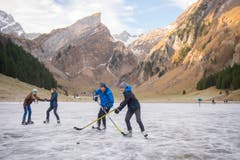 Die Ostschweiz läuft Schlittschuh auf dem Seealpsee (Bild: Urs Bucher)