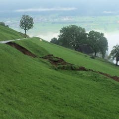 Wegen eines instabilen Hanges musste in Schänis ein Wohnhaus evakuiert werden. (Bild: Keystone)