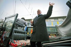 Mit einem Cüpli in der Hand steigt Hansjörg Walter in Frauenfeld aus der Kutsche. (Bild: Reto Martin)