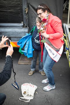 Sie kennt keine Berührungsängste: Foto mit dem ersten Fan. (Bild: Benjamin Manser)