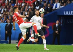 Der Ostschweizer Fabian Schaer schnappt sich vor Andre Pierre Gignac den Ball. (Bild: Geert Vanden Wijngaert / Keystone)