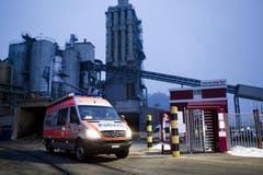 Die Einsatzleitung der Luzerner Polizei beim Verlassen der Kronospan. (Bild: Manuela Jans / Neue LZ)