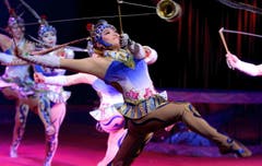 Die Diabolo Girls aus China wirbeln mit Seil und Kegel durch die Manege. (Bild: Keystone)