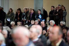 Sogar stehend verfolgten die Menschen die Eröffnungsfeierlichkeiten. (Bild: Benjamin Manser)