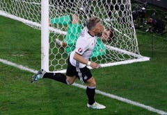 Für den hätte es zu Beginn des Turniers nicht besser laufen können: Beim ersten Gruppenspiel gegen die Ukraine durfte der erst kürzlich wieder genesene Schweinsteiger in der 90. Minute aufs Feld - und schoss Deutschland nach zwei Minuten und einem langen Sprint zum 2:0. (Bild: Keystone)