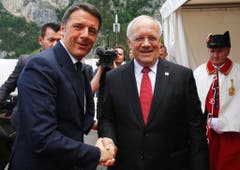 Der italienische Premierminister Matteo Renzi (links) wird von Johann Schneider-Ammann begrüsst. (Bild: Keystone)