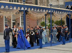 König Willem-Alexander und Königin Maxima verlassen als Erste die Kirche. (Bild: Keystone)