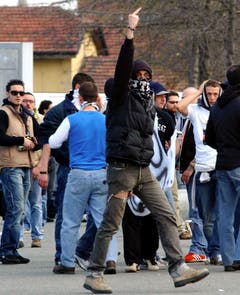 Ein Juventus-Fan drückt im April 2005 deutlich aus, was er von der Polizei hält. (Bild: Keystone)