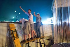 Besucher beobachten den Auftritt von Paul Kalkbrenner auf der Sitterbühne. (Bild: Benjamin Manser)