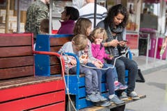 Weinfelden TG - Die ersten Besucher schlendern durch den Jahrmarkt der Wega in Weinfelden. (Bild: Thi My Lien Nguyen)