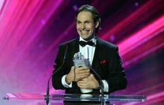 Der Hochseilkünstler Freddy Nock hält den Preis für die Kategorie «Show» in den Händen. (Bild: Keystone)
