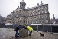 Polizisten und ein Schnüffelhund sorgen in Amsterdam für Sicherheit. (Bild: Keystone)