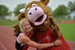 Linda Züblin im Mai 2014 beim Filmdreh mit EM-Maskottchen Cooly auf dem Sportplatz Tellenfeld in Amriswil. (Bild: Reto Martin)