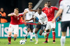 Wegen eines Materialfehlers verriss es die Trikots der Spieler. (Bild: Keystone)