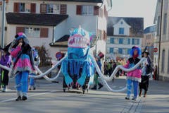 Das Spendenmonster mit Obernärrin Raphaela Helg Zahnd. (Bild: Rudolf Steiner)