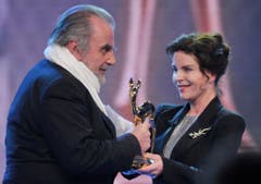 Maximilian Schell erhält 2009 von Gudrun Landgrebe den Bambi für sein Lebenswerk. (Bild: Keystone)