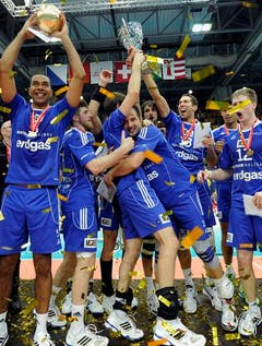 Unbändige Freude bei den Amriswiler Volleyballern. (Bild: Keystone)